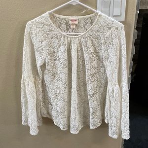 Gently used, Mossimo brand lace top, with bell sleeves. Size medium.